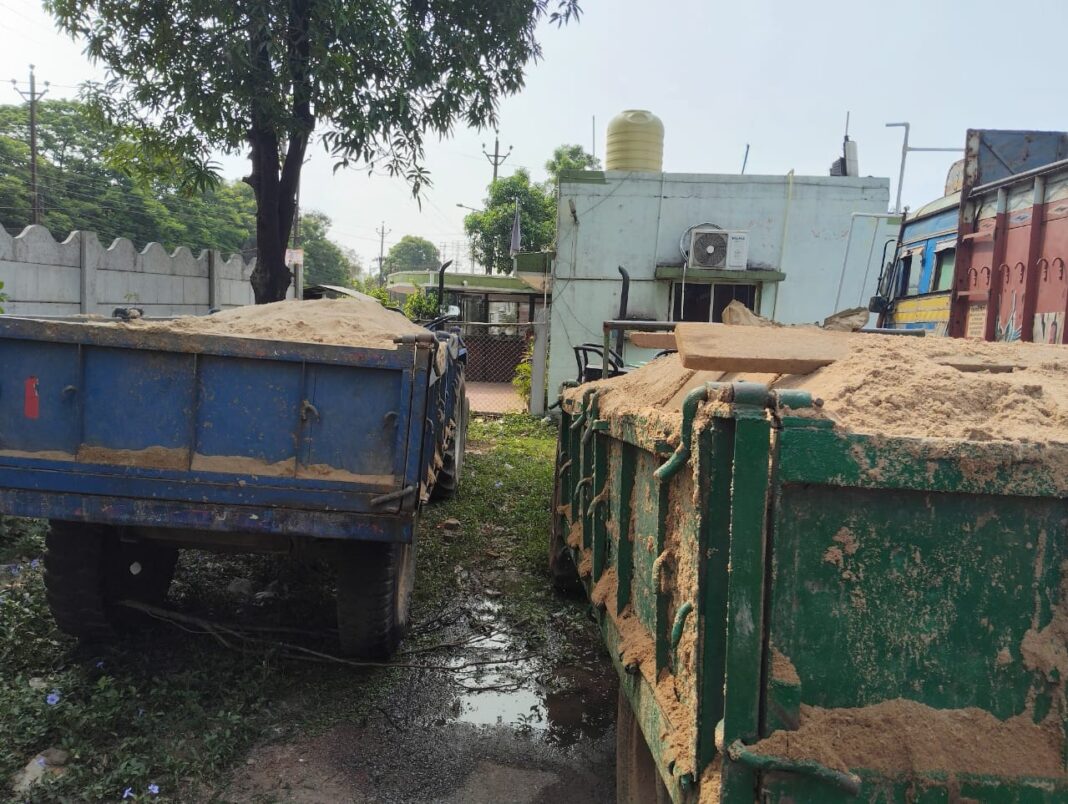 खनिज के अवैध उत्खनन, परिवहन और भण्डारण के विरुद्ध हुई कार्रवाई…अवैध परिवहन करते 9 वाहन एवं भण्डारण के 2 मामलों पर प्रकरण दर्ज