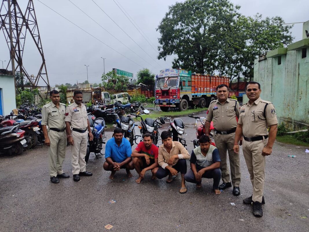 बाइक चोरी गिरोह का पर्दाफाश: चार युवक व तीन नाबालिग गिरफ्तार, चोरी की पांच मोटरसाइकिल बरामद