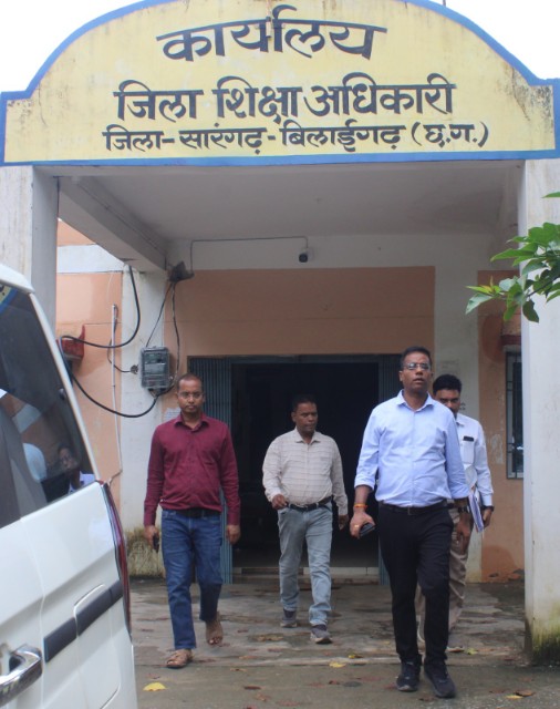 समय पर कार्यालय नहीं पहुंचने वाले 50 अधिकारी कर्मचारी को नोटिस, कलेक्टर ने किया औचक निरीक्षण