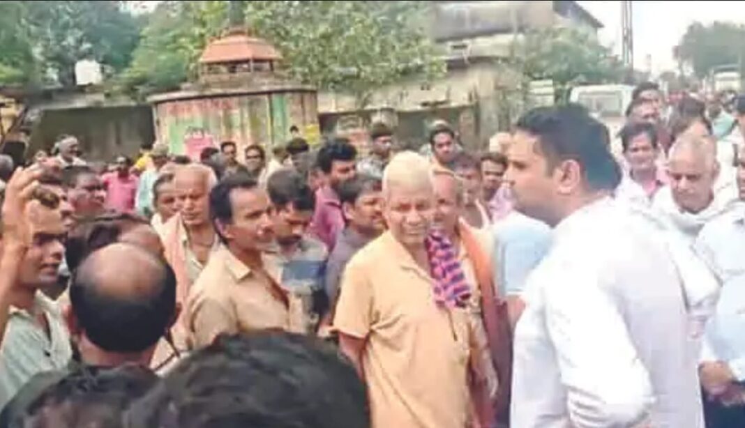 खाद की कमी को लेकर किसानों का चक्काजाम, 7 गांव के 150 किसान सडक़ पर उतरे