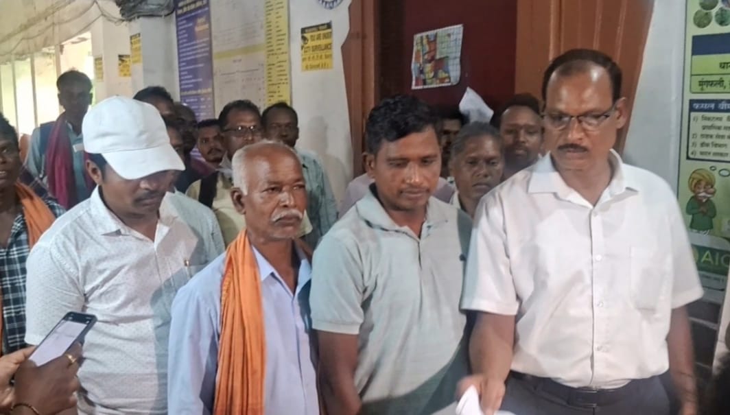 अडानी कंपनी ने फर्जी ग्राम सभा का प्रस्ताव बनाकर मुड़ागाँव में की बड़े पैमाने पर पेड़ों की कटाई…… विरोध में ग्रामीणों ने कलेक्टर को सौंपा ज्ञापन, एफआईआर की मांग