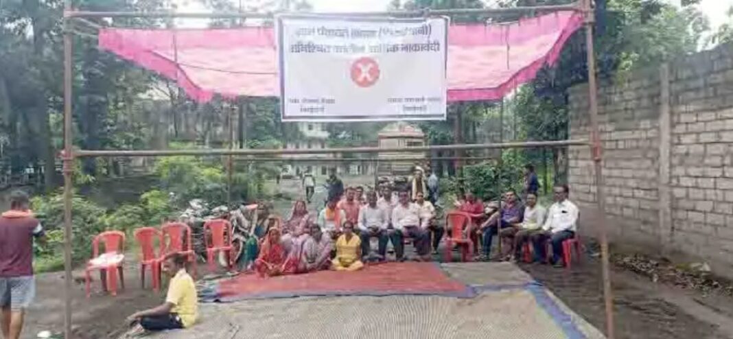 जर्जर सडक़ को लेकर उद्योगों की बेरुखी…ग्राम पंचायत लाखा में आर्थिक नाकेबंदी, ग्रामीणों का फूटा आक्रोश