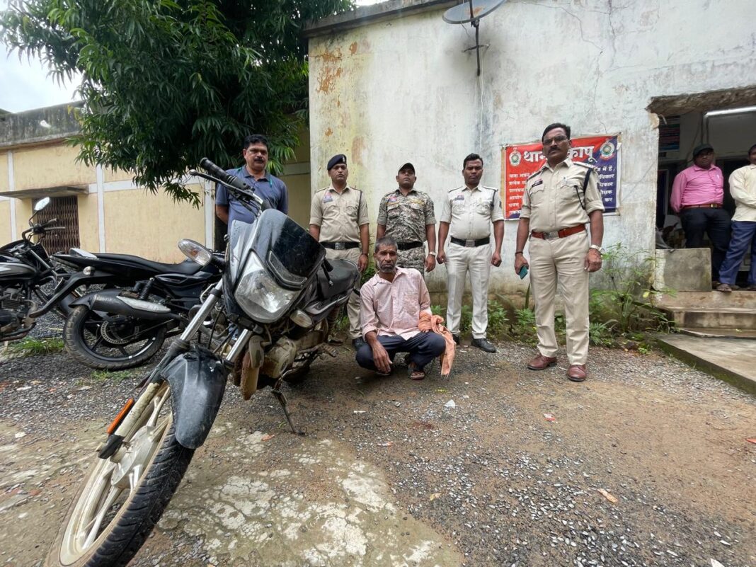 कापू पुलिस की नाकेबंदी में गांजा तस्कर गिरफ्तार, 984 ग्राम मादक पदार्थ के साथ भेजा गया न्यायिक रिमांड पर