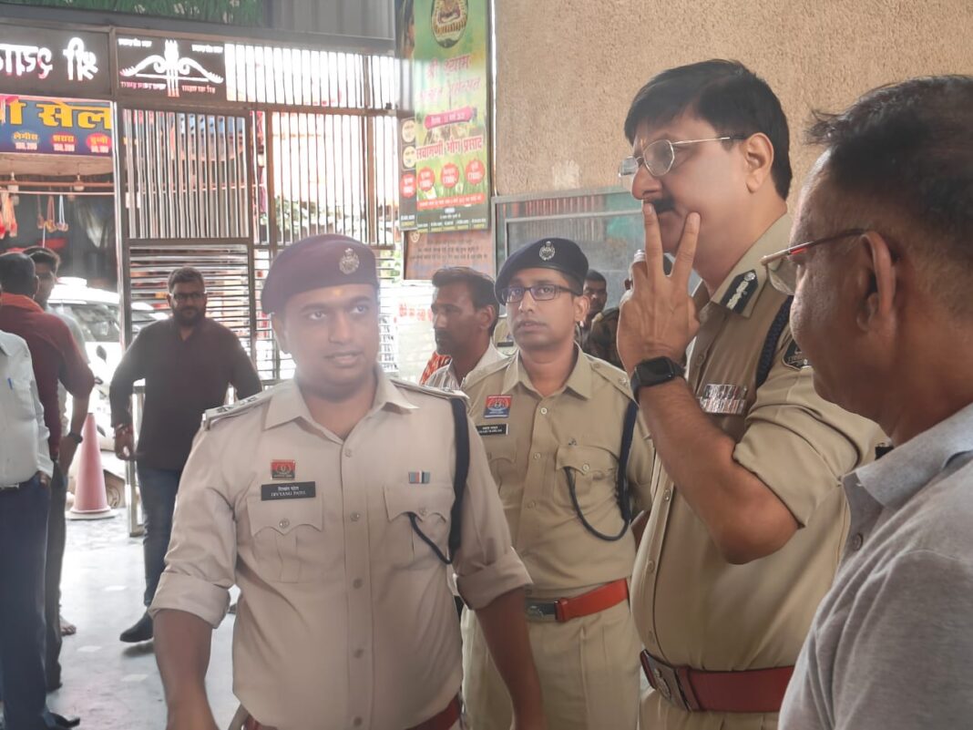 रेंज आईजी डॉ. संजीव शुक्ला ने श्री श्याम मंदिर चोरी स्थल का किया निरीक्षण, तीन दिन बाद भी चोर का नहीं मिला सुराग