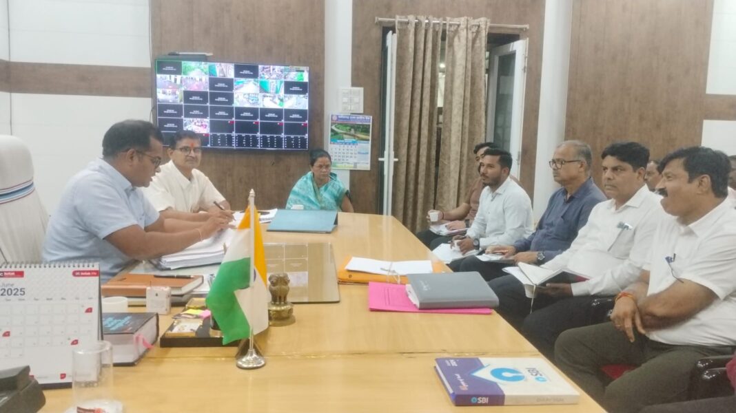 आवेदनों के निराकरण में देरी: एक अधिकारी समेत 2 कॉलोनाइजर और 5 कर्मचारियों को नोटिस