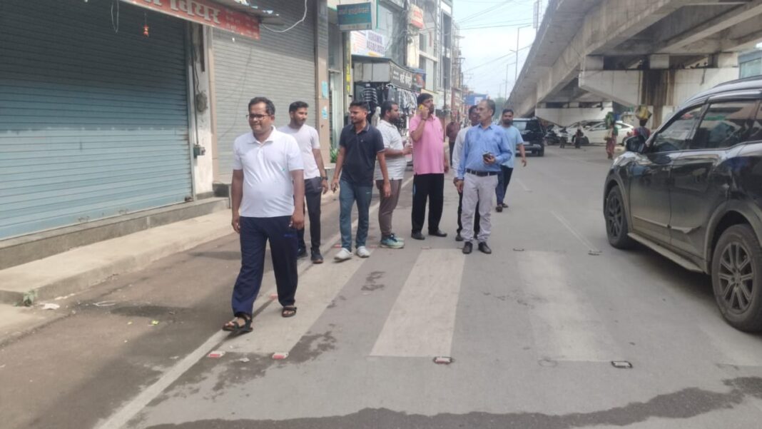 जल भराव न हो इसके लिए सुबह से ही डटी रही निगम की टीम…बड़े अतरमुड़ा में मां कॉलोनी में वैकल्पिक कच्ची नाली खोदकर निकाला गया पानी