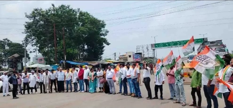 रायगढ़ में 2 घंटे रहा चक्का जाम, बड़ी संख्या में जुटे कांग्रेसी