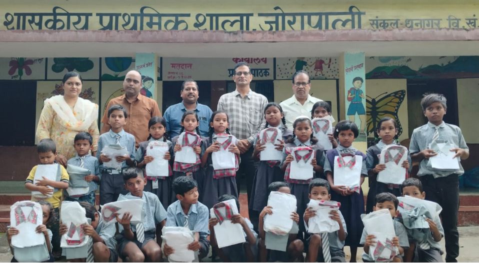 सफल होने के लिए चढ़ना पड़ेगा परिश्रम की सीढ़ी : रामचंद्र शर्मा….शासकीय स्कूल के डेढ़ सौ छात्र-छात्राओं को वितरण किया गणवेश