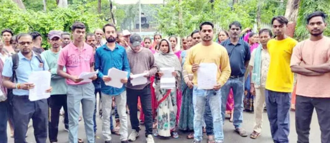 धनागर के कब्रिस्तान में सरपंच करवा रहा जिंदल का फ्लाईएश डंप, शिकायत लेकर ग्रामीण पहुंचे कलेक्टोरेट