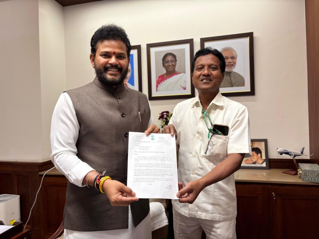 रायगढ़ लोकसभा क्षेत्र में एयरपोर्ट निर्माण की मांग को लेकर उड्डयन मंत्री श्री नायडू से मिले सांसद राधेश्याम राठिया