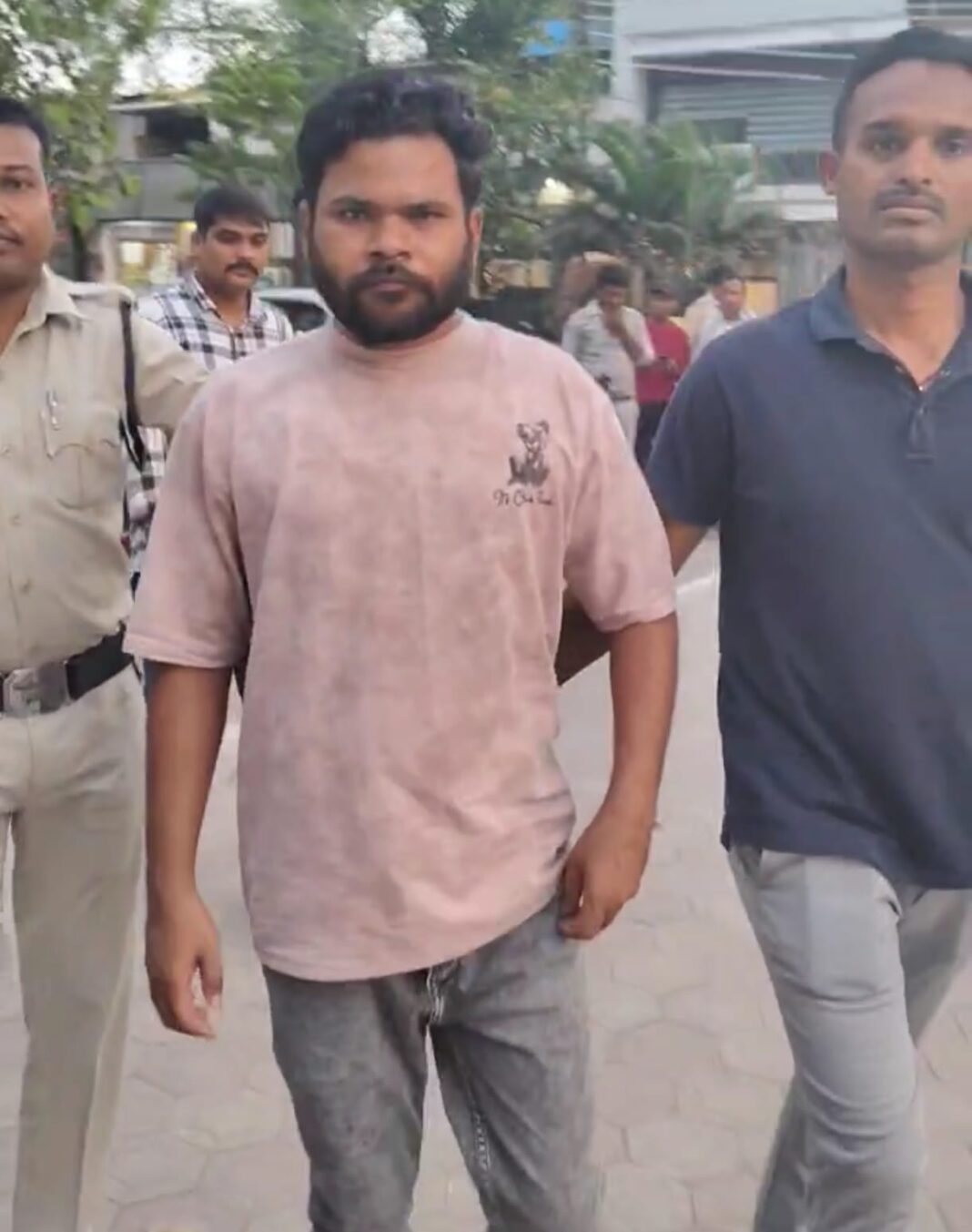 जेल से जमानत रिहाई का जुलूस निकालना पड़ा महंगा, पुलिस ने आदतन बदमाश दुर्गेश महंत को फिर भेजा जेल