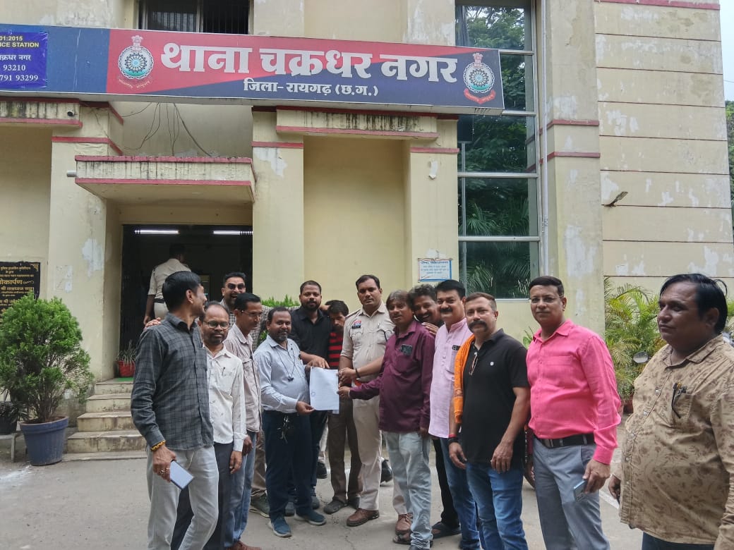 अडानी कंपनी के गुर्गों ने पत्रकारों को दी जान से मारने की धमकी….ग्रामीणों को बहलाफुसलाकर खदान शुरू करने की साजिश हुई विफल