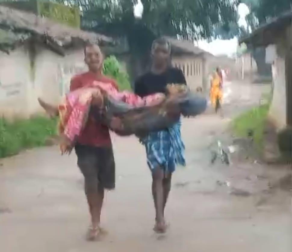 कांग्रेसी विधायक के राजकाल में ये क्या हो रहा, 10 सालों से हैं विधायक… बीमार पत्नी को गोद में उठाकर अस्पताल ले गया पति.. धरमजयगढ़ विधानसभा क्षेत्र में ऐसी मजबूरी