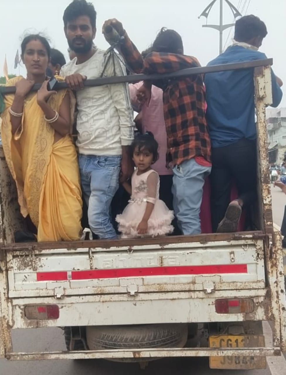 मालवाहक में यात्री परिवहन पर रायगढ़ पुलिस की सख्त कार्रवाई, 3 वाहन चालक का काटा गया 5-5 हजार रूपये का ई-चालान