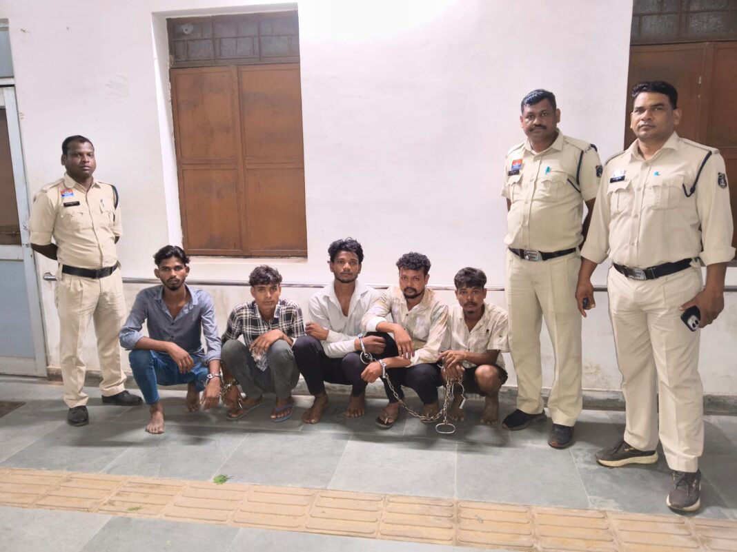 जूटमिल पुलिस की सख्त कार्रवाई, झगड़ा-फसाद और अवैध गतिविधियों में शामिल पांच युवकों को भेजा जेल