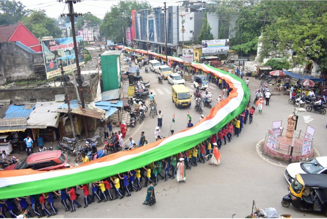 तिरंगे के रंग में रंगा रायगढ़, रामचंद्र के साथ ढाई हजार लोगों ने लहराया तिरंगा