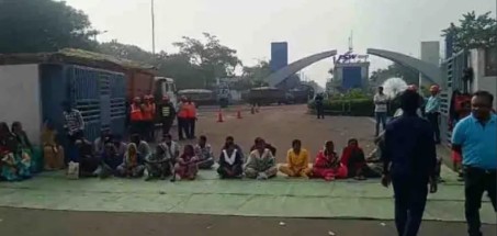 जेएसडब्ल्यू कंपनी के खिलाफ ग्रामीणों ने शुरू किया आंदोलन…9 गांव के ग्रामीणों ने वादाखिलाफी का लगाया आरोप, 7 सूत्रीय मांग को लेकर किया चक्काजाम