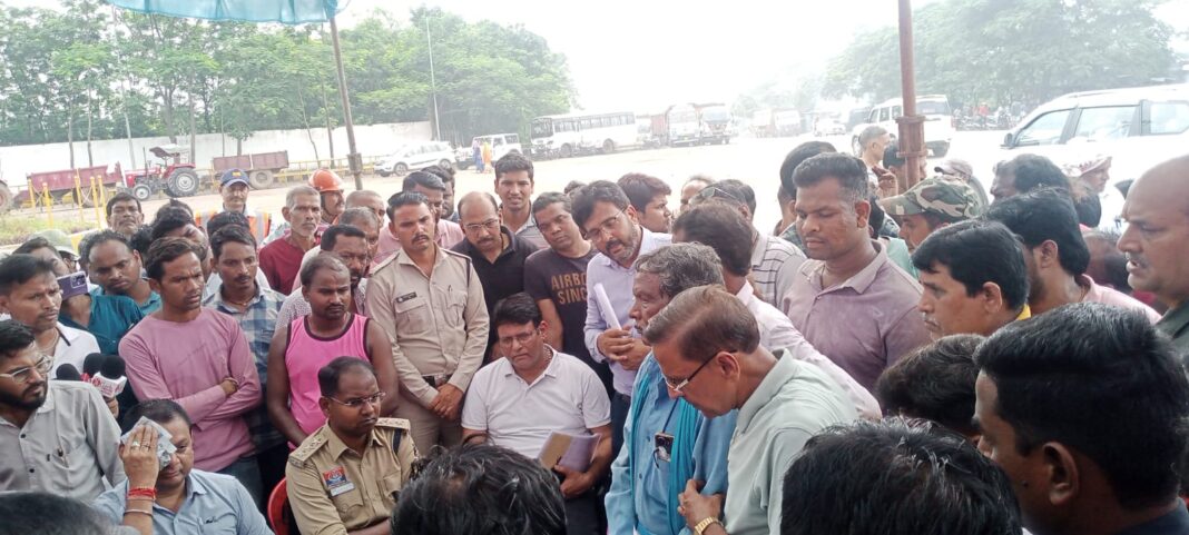 जेएसडब्ल्यू के आश्वासन के बाद प्रभावितों ने चक्का जाम आंदोलन लिया वापस, कंपनी ने रोजगार देने की मांग मानी