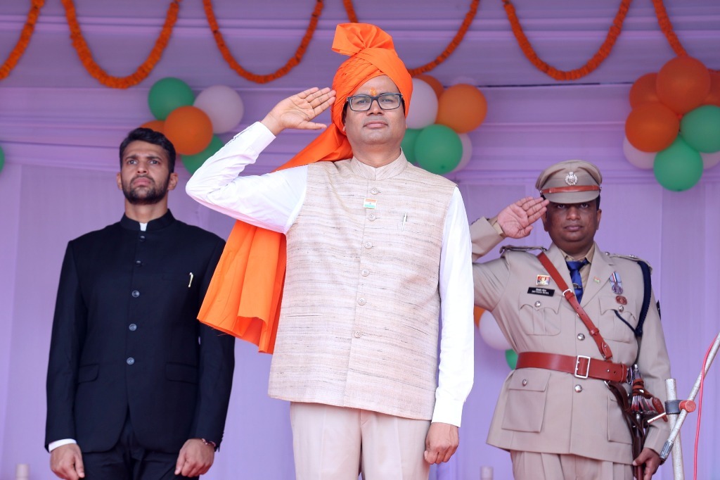 79 वें स्वतंत्रता दिवस पर वित्त मंत्री श्री ओ.पी.चौधरी ने रायगढ़ में किया ध्वजारोहण