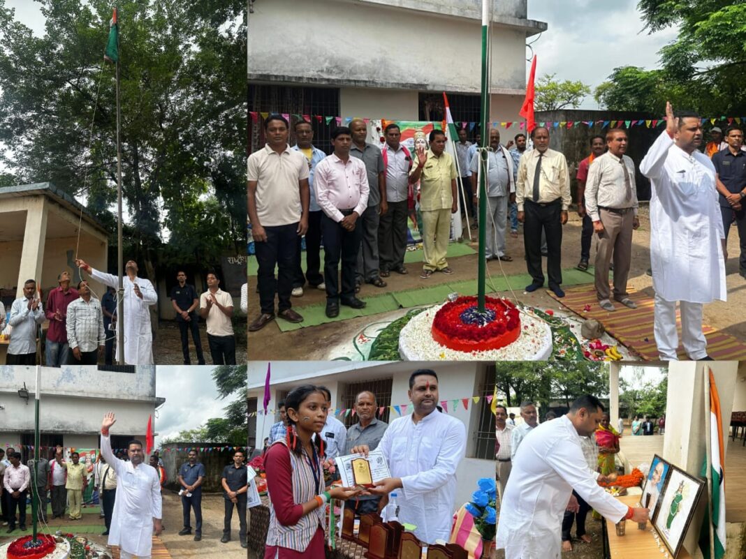 देशभक्ति के रंग में रंगा नंदेली, स्वतंत्रता दिवस पर उमेश पटेल ने किया ध्वजारोहण