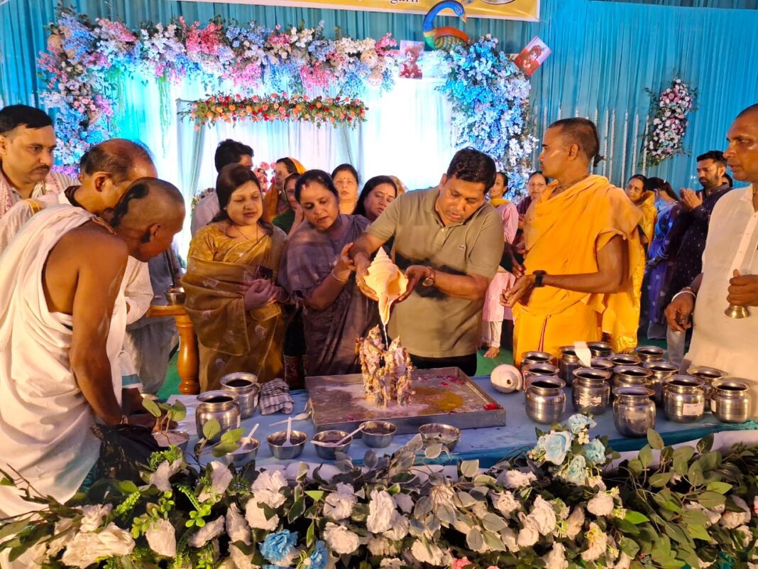 इस्कॉन में जन्माष्टमी: 51 प्रकार के द्रव्य से हुआ राधाकृष्ण का महाभिषेक; गूंजा हरे कृष्ण मंत्र