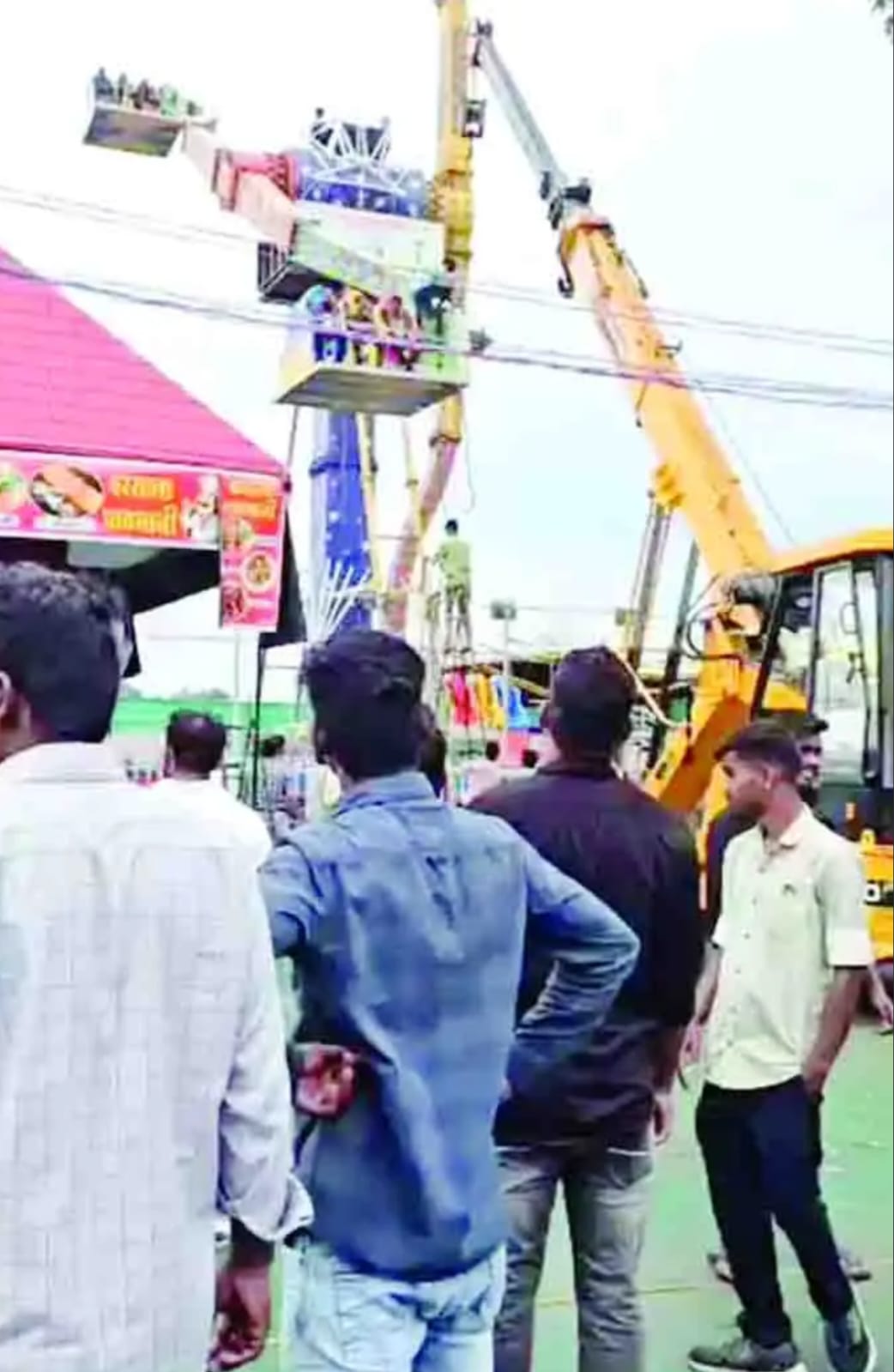 डिज्नी लैंड मेले में बरती जा रही भारी लापरवाही, झूला अचानक हुआ बंद, 25 फीट ऊपर घंटेभर फंसे रहे लोग