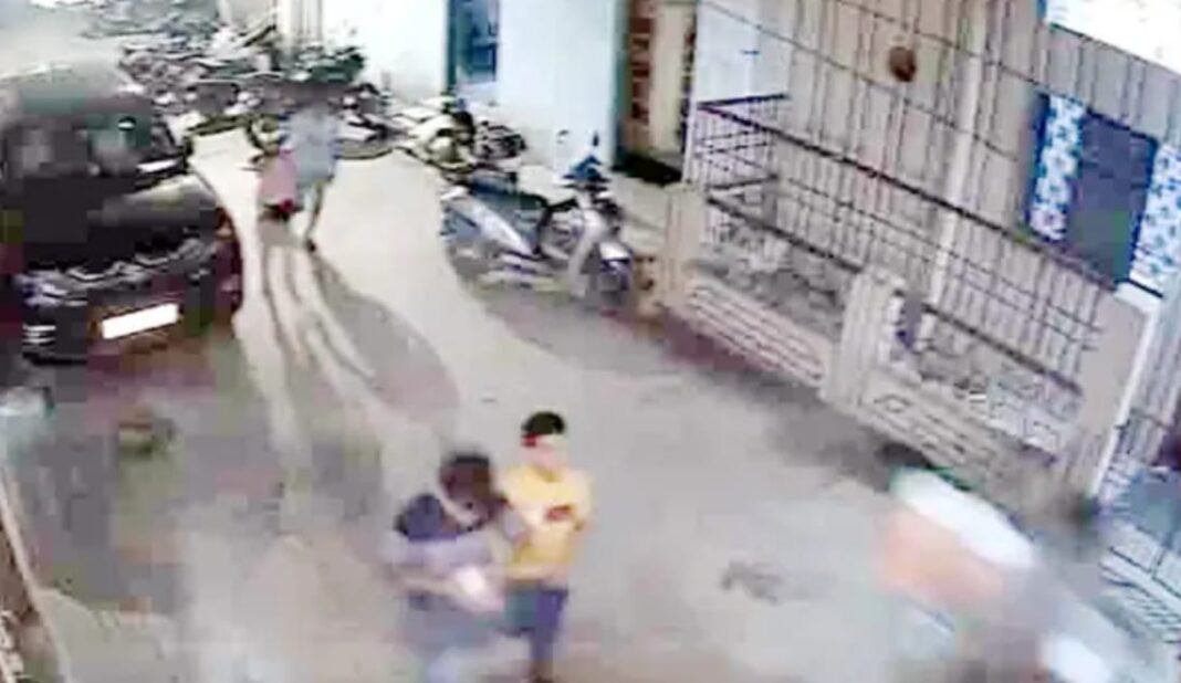 क्राइम पेट्रोल की तर्ज पर बच्चों का गैंग कर रहा चोरी…70 हजार नकद व समानों को किया पार, एक सप्ताह बाद भी पुलिस ने नहीं की कोई कार्रवाई