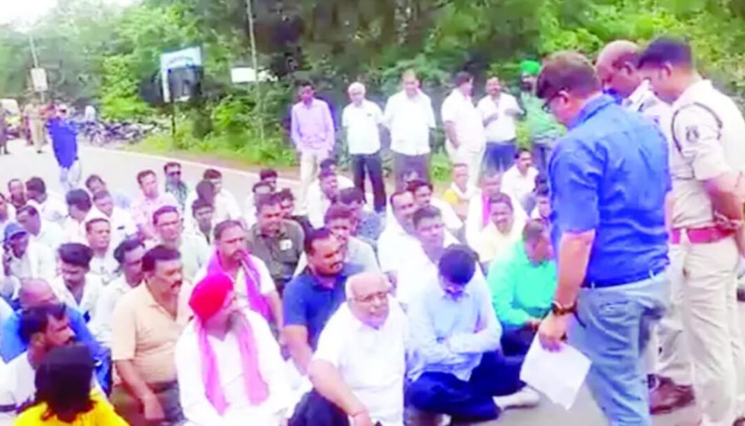 रायगढ़-पुसौर रोड पर खाद के लिए किया चक्काजाम, 20 से अधिक गांव के किसानों ने किया आंदोलन