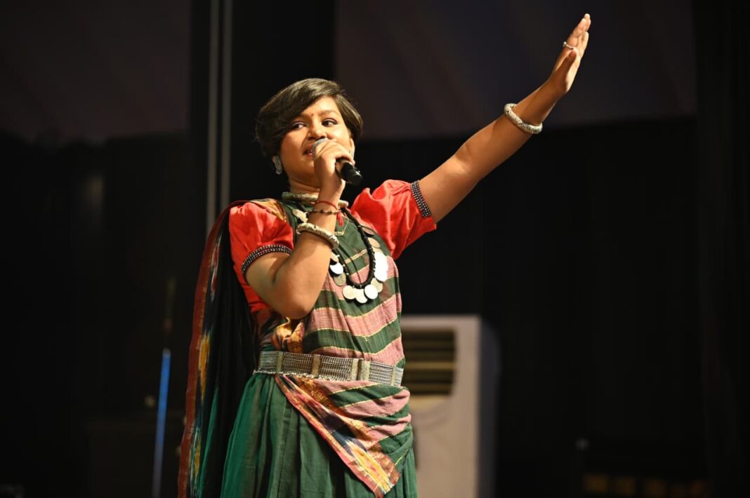 चक्रधर समारोह 2025 छत्तीसगढ़ की बेटी आरू साहू ने लोकगीतों से सजाया मंच, भक्ति और संस्कृति से सराबोर हुआ रायगढ़