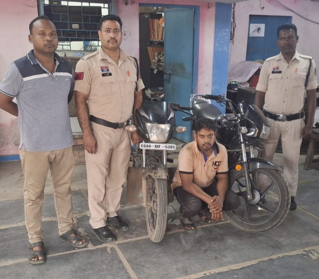 जूटमिल पुलिस की कार्यवाही में चोरी की दो मोटरसाइकिलों के साथ आरोपी गिरफ्तार