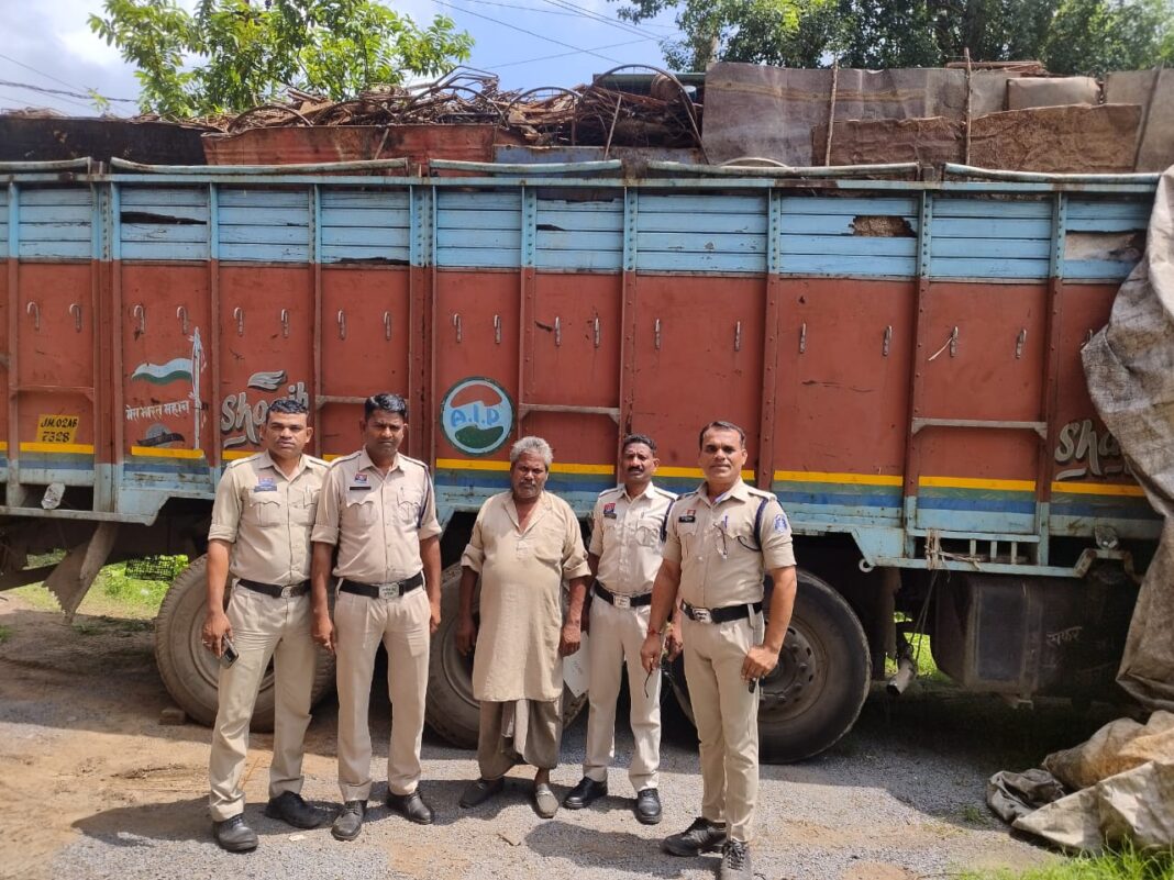 कोतरा रोड पुलिस ने 23 टन कबाड़ के साथ ट्रक को पकड़ा, करीब 17 लाख की संपत्ति जब्त