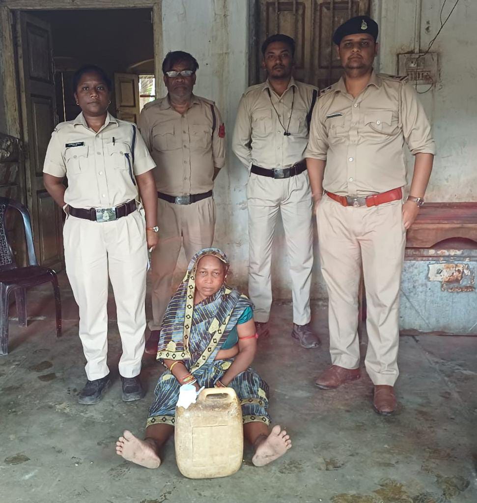 सहा आयुक्त आबकारी क्रिस्टोफर खलखो के मार्गदर्शन में शराब तस्करों पर हो रही ताबड़तोड़ कार्रवाई … 32.6 लीटर महुआ शराब के साथ दो आरोपी गिरफ्तार