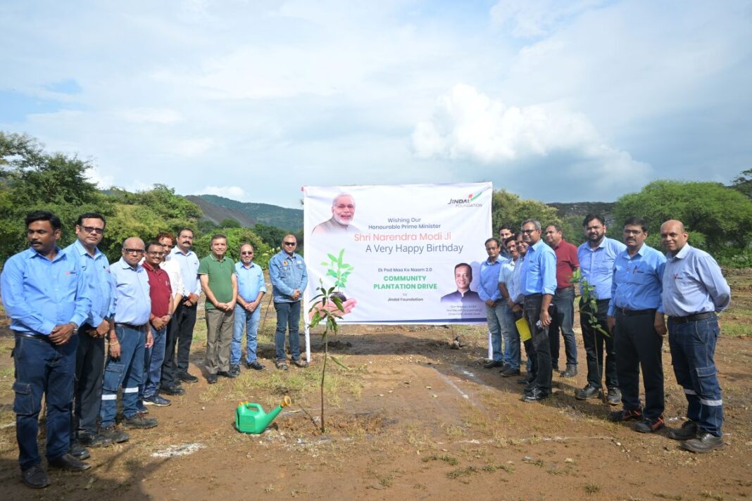 एक पेड़ मां के नाम अभियान से जुड़कर जिंदल फाउंडेशन ने रायगढ़ में रोपे 5 हजार पौधे