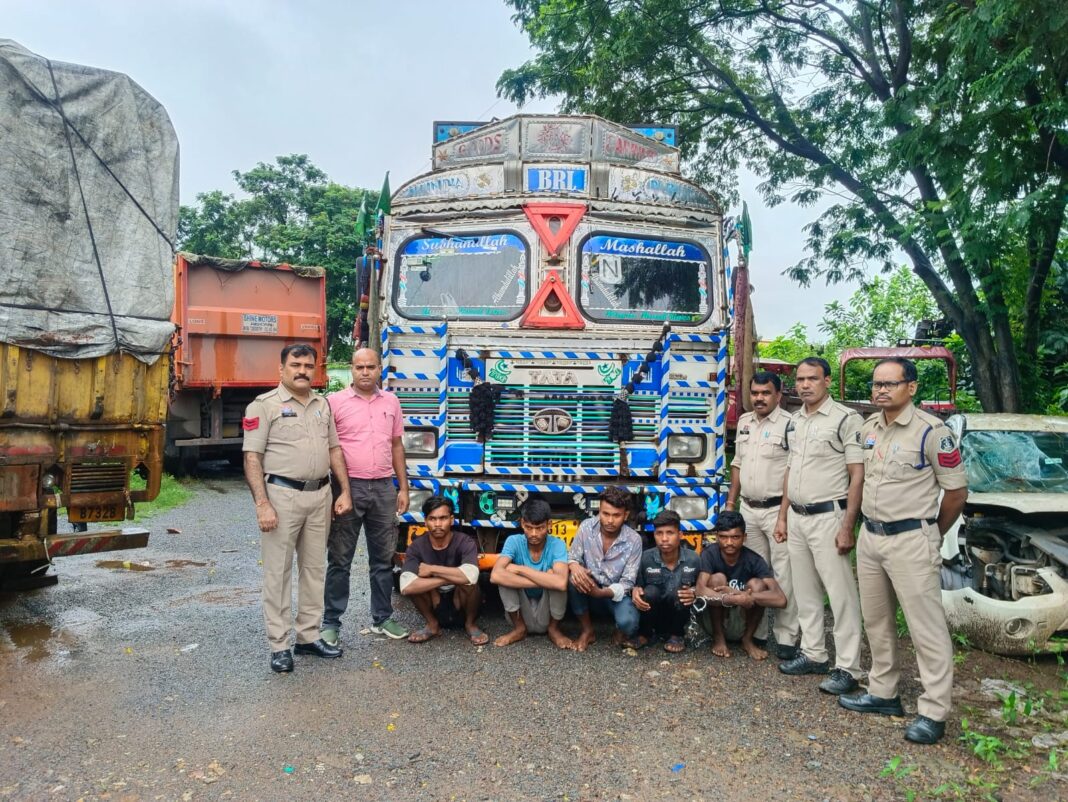 कोतरारोड़ पुलिस की बड़ी कामयाबी: 14 चक्का ट्रक चोरी का 24 घंटे के भीतर खुलासा, पांच आरोपी गिरफ्तार