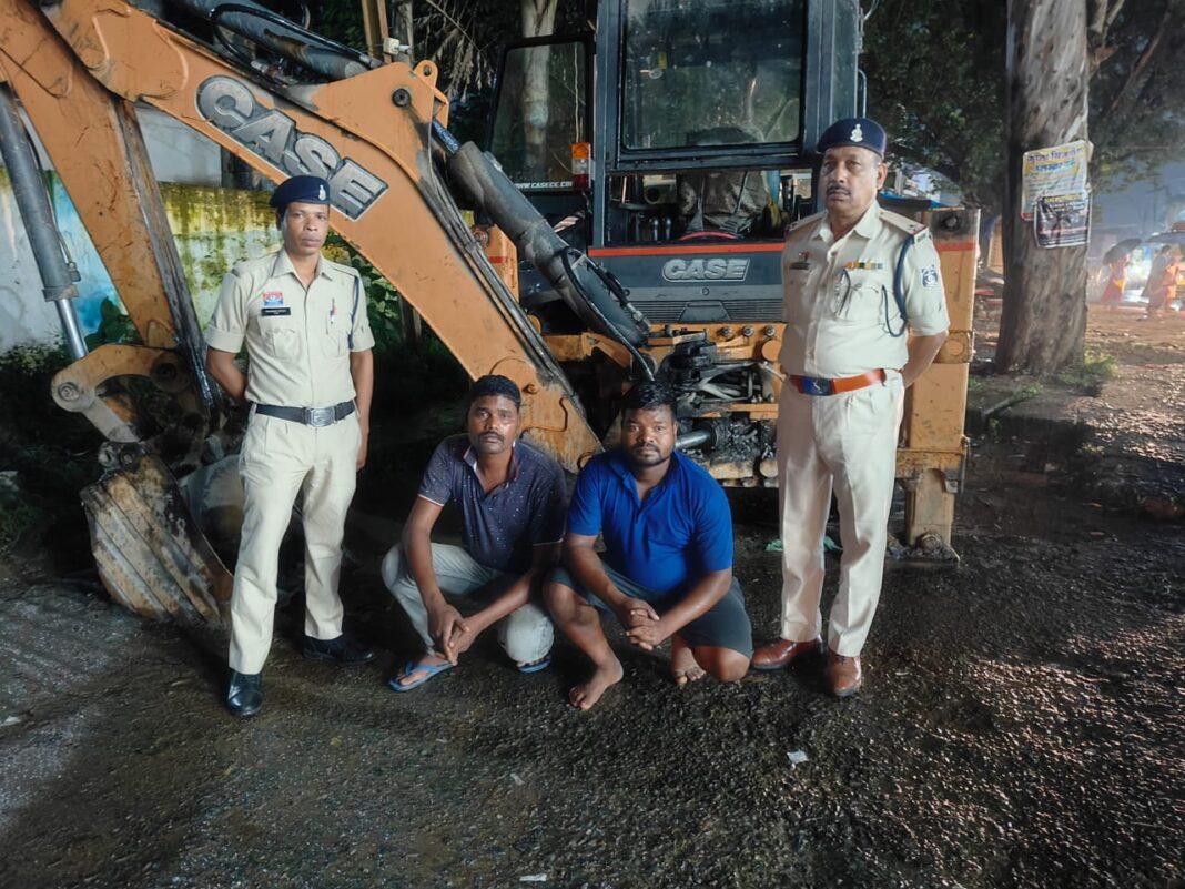 जेसीबी की लूट, घरघोड़ा पुलिस ने 06 घंटे के भीतर दो बदमाशों को दबोचा, 11 लाख की जेसीबी बरामद