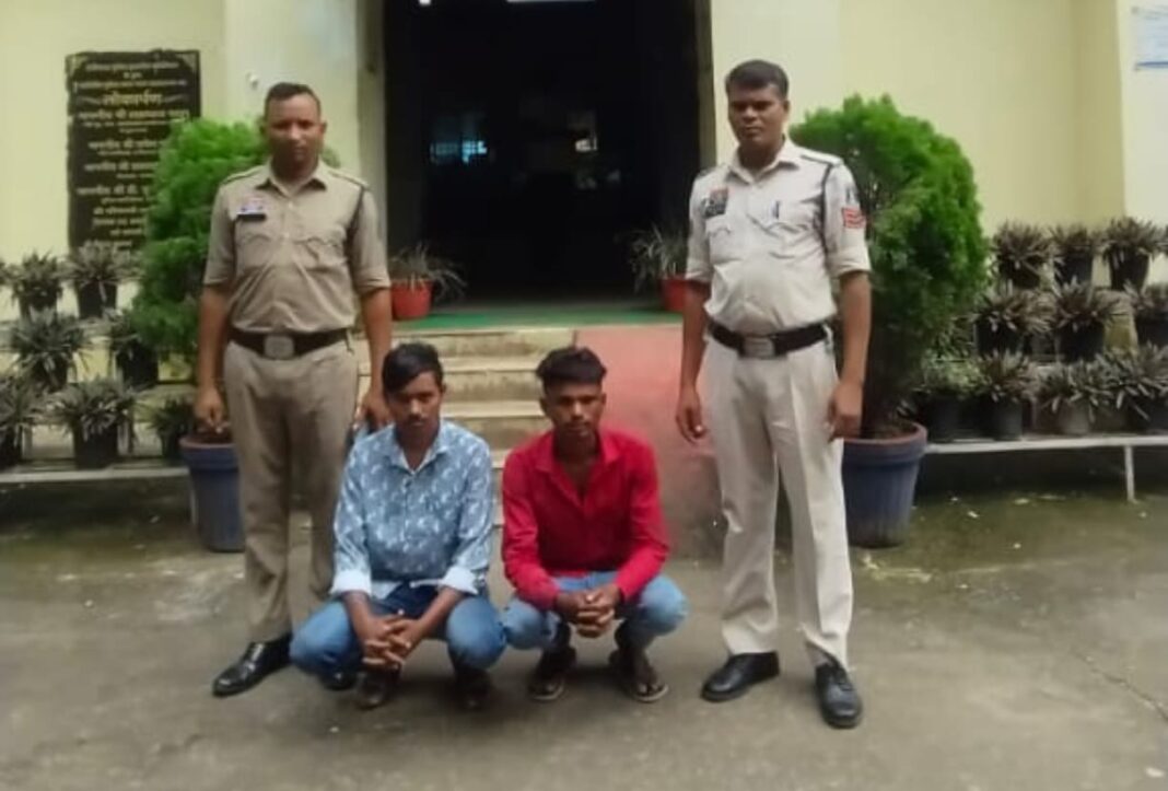 चक्रधरनगर पुलिस ने मारपीट के दो फरार आरोपियों को गिरफ्तार कर भेजा न्यायिक रिमांड पर