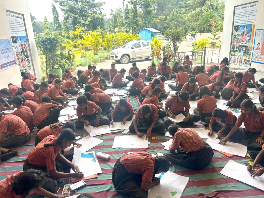 अदानी फाउंडेशन ने विश्व ओज़ोन दिवस 2025 पर आयोजित की निबंध एवं चित्रकला प्रतियोगिता