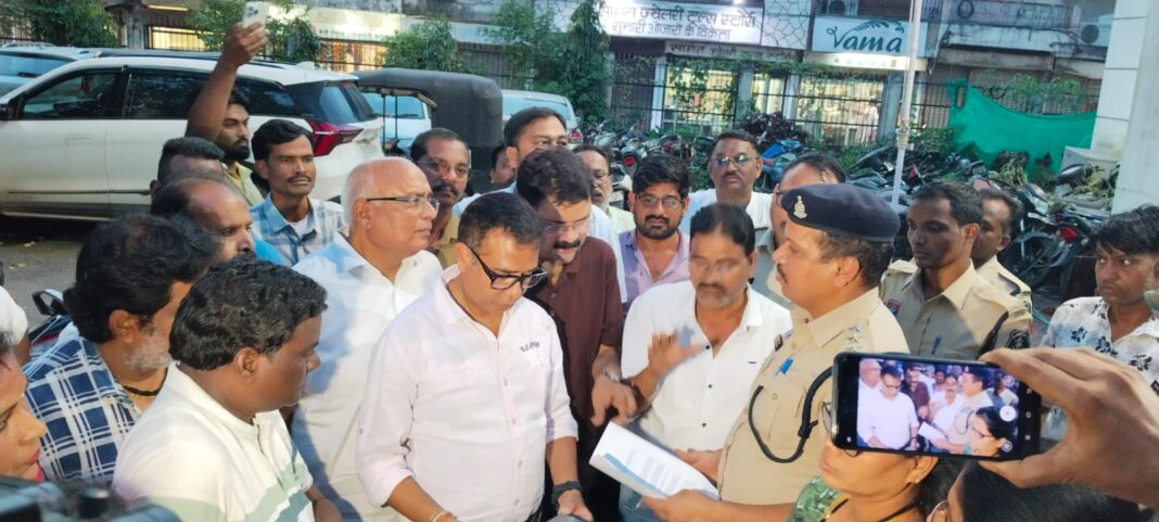 रायगढ़ कांग्रेस के कार्यकर्ता पहुंचे थाना, भाजपा नेताओं पर कार्यवाही की मांग