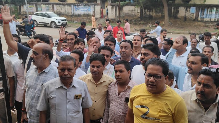 खरसिया पुलिस चौकी पहुंचे कांग्रेस कार्यकर्ता, उमेश पटेल की छवि खराब करने वाले भाजपा नेताओं पर कार्रवाई की मांग