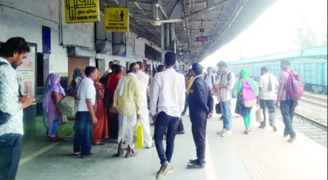 चक्रधरपुर डिविजन के सिनी स्टेशन में रेल रोको आंदोलन… कई ट्रेनें हुई कैंसिल, दिनभर हालाकान रहे यात्री