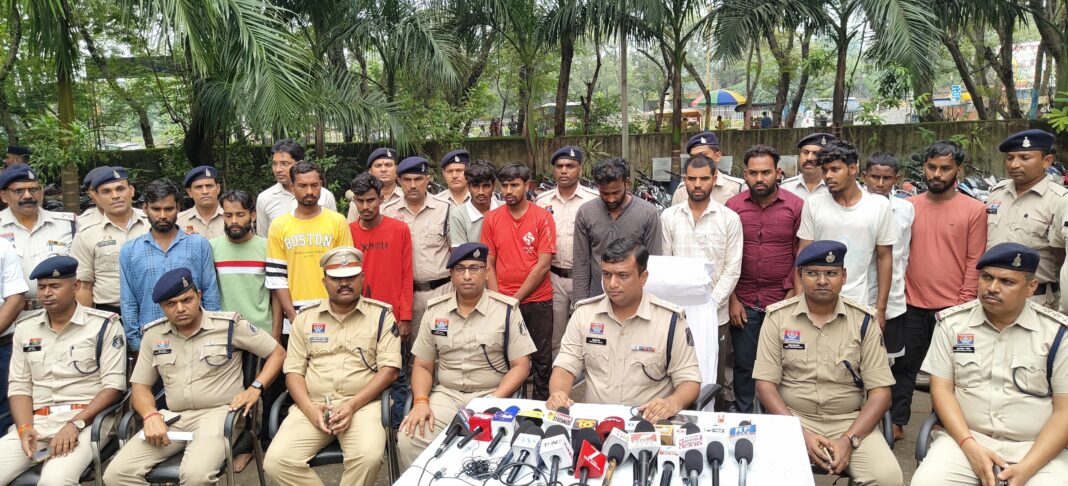 “रायगढ़ पुलिस ने किया संगठित बाइक चोर गिरोह का भंडाफोड़, 18 आरोपी गिरफतार, चोरी की 52 दुपहिया बरामद