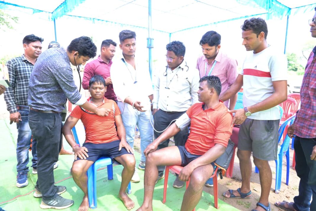 महानदी में फंसे लोगों को बचाव दल ने मोटरबोट से सुरक्षित निकाला