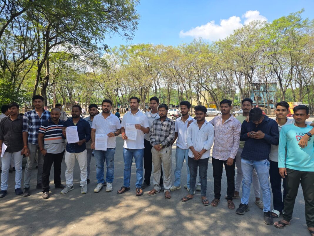 14 अक्टूबर को गारे पेलमा सेक्टर 1 कोयला खदान की जनसुनवाई रद्द करने युवा कांग्रेस का विरोध, कलेक्टर को सौंपा गया ज्ञापन