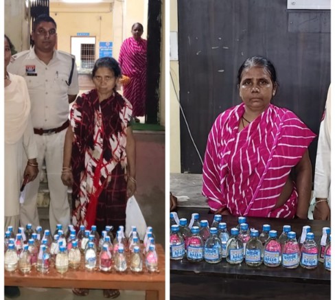 चक्रधरनगर पुलिस की अवैध शराब पर कार्रवाई: दो महिलाओं से 91 पाव देशी शराब ज़ब्त