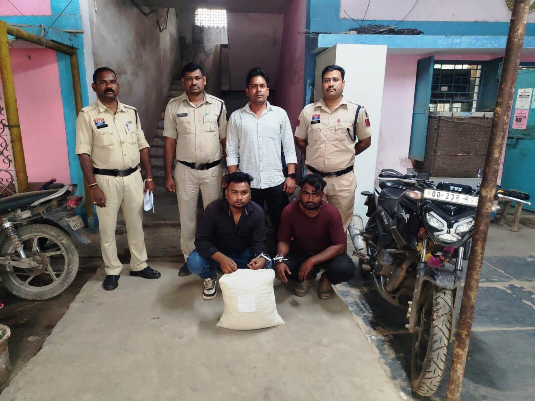 ओड़िशा से गांजा लाते दो युवक जूटमिल पुलिस के हत्थे चढ़े, 5 किलो से अधिक मादक पदार्थ और टीव्हीएस राइडर बाइक जप्त