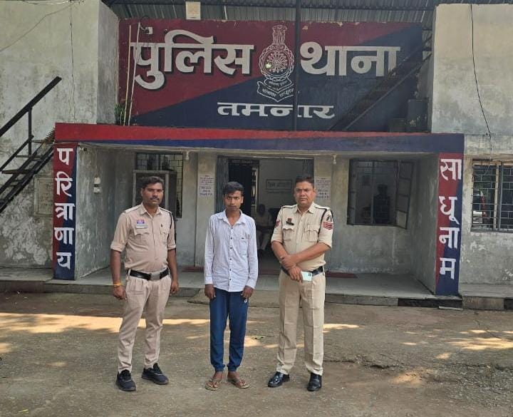 तमनार पुलिस की बड़ी कार्रवाई — कोडीन युक्त सिरप और नशीली दवाओं की अवैध बिक्री करने वाला फरार आरोपी गिरफ्तार