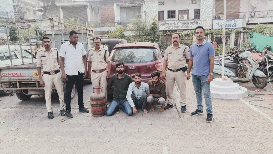 गोल्डन नेस्ट कॉलोनी चोरी का खुलासा : तीन चोरों को पकड़ा, दो कार-एक्टिवा और जेवर समेत 6.51 लाख की बरामदगी