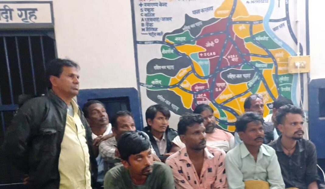 खम्हार इंदिरा आवास मोहल्ले में जुआ खेलते 14 आरोपी गिरफ्तार — नगद 20 हजार रुपये और ताश की गड्डी जब्त