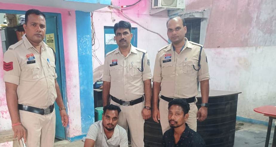 तलवार लहराकर लोगों को डराने वाले दो आरोपी गिरफ्तार — जूटमिल पुलिस ने आर्म्स एक्ट की कार्रवाई कर भेजा जेल