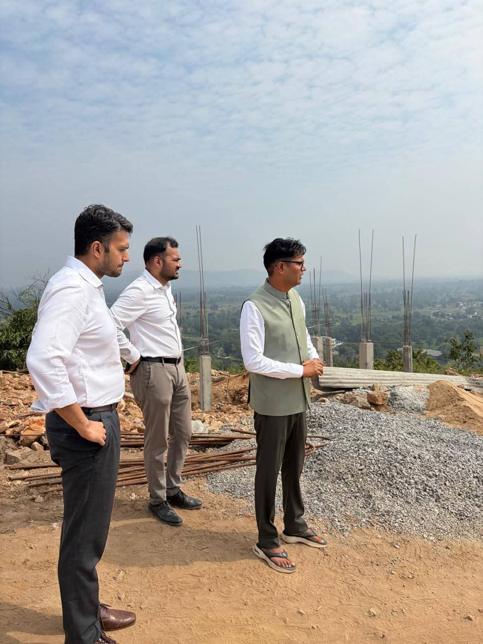 वित्त मंत्री श्री ओ.पी.चौधरी ने किया गजमार पहाड़ स्थित हनुमान मंदिर परिसर के सौंदर्यीकरण कार्यों का निरीक्षण